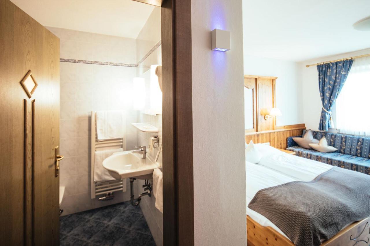 Tirolerhof Hotel Sankt Leonhard in Passeier Buitenkant foto